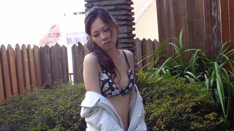 Misaki Yoshimura on a rooftop garden gets naked and plays with us