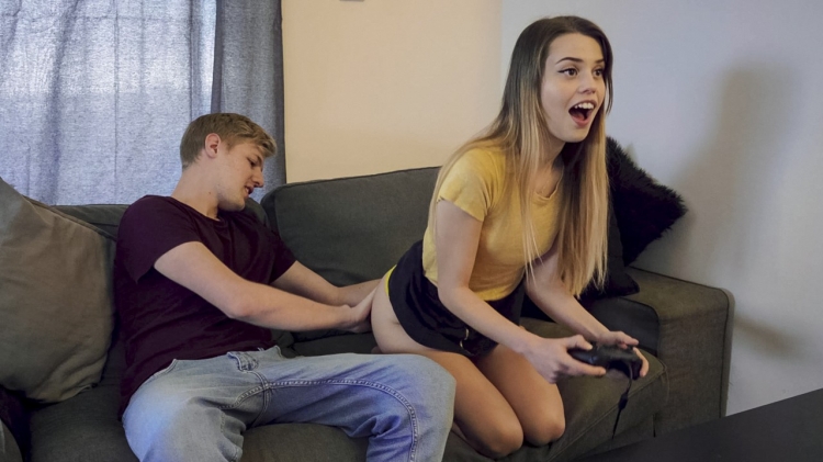 Cute Gamer Girl Gets Creampied By Her Boyfriend
