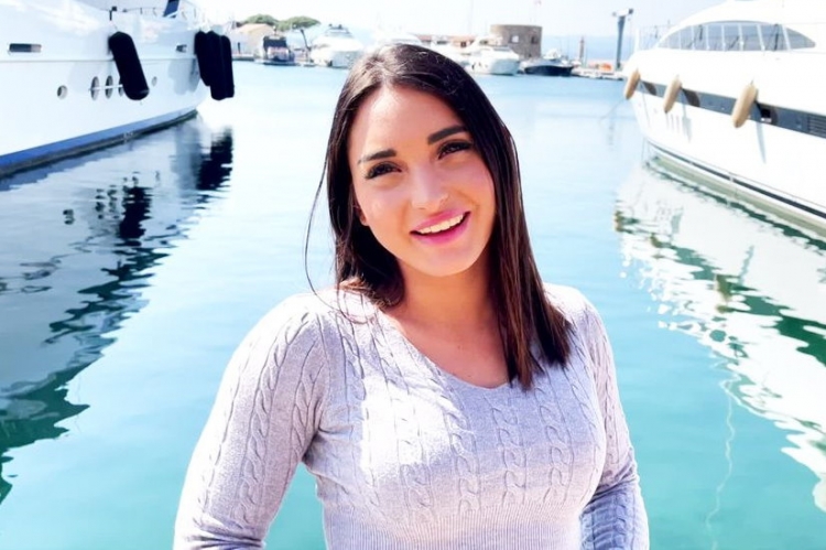 Sarah, 21, Hostess on a yacht in Saint-Tropez!
