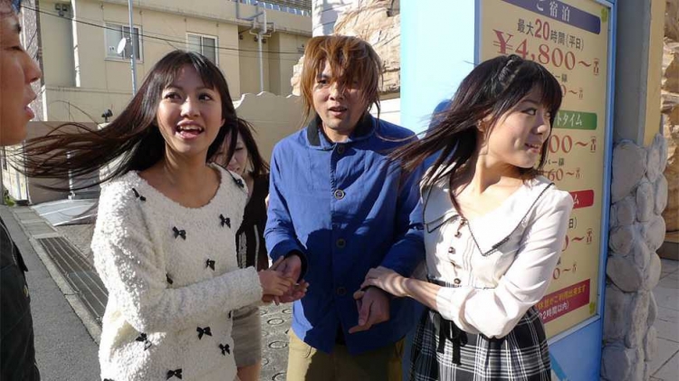 Cock hunters Kotomi Asakura, Tsubaki Housho, Chise Aoba visiting a fan