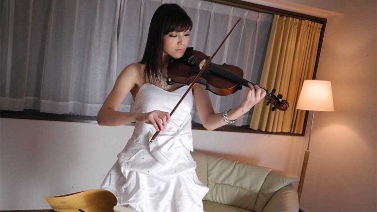 Violin fan Yuria Tominaga rubs her pussy with the bow