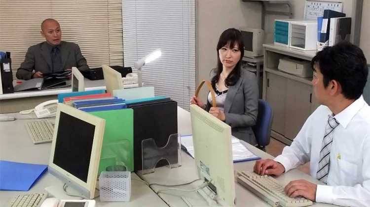 Noeru Mitsushima sucks colleague’s cock for cum