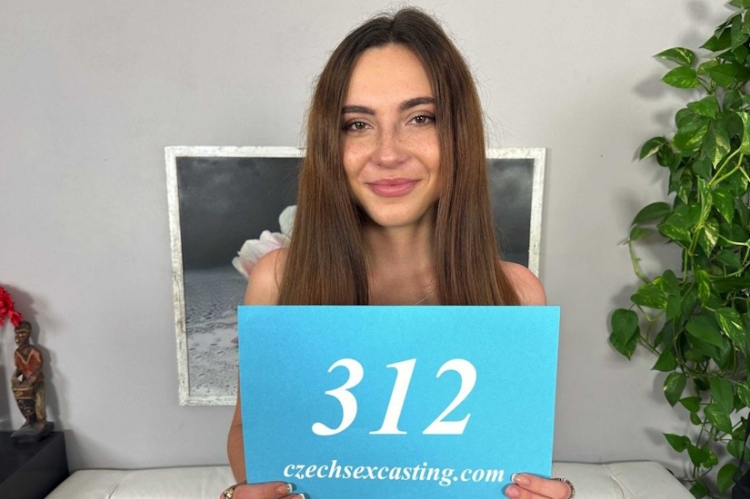 Sexy Czech Babe Wants to be a Hot Model Because of Money