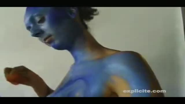 A very funny video showing Loulou and a girl bodypainting each other