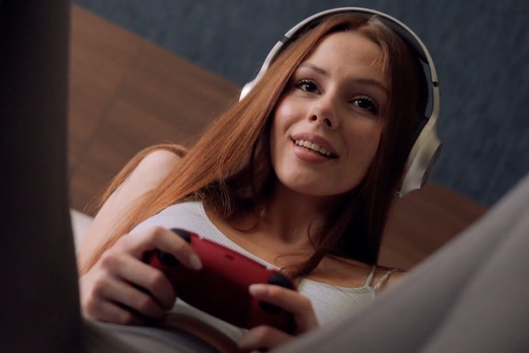I Greedily Fuck-A-Gamer Girl And She Moans Sweetly